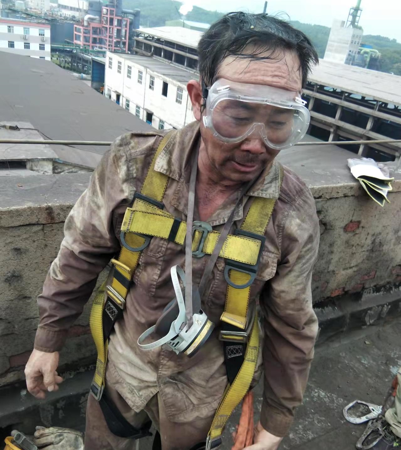全副武装的维修师傅.jpg